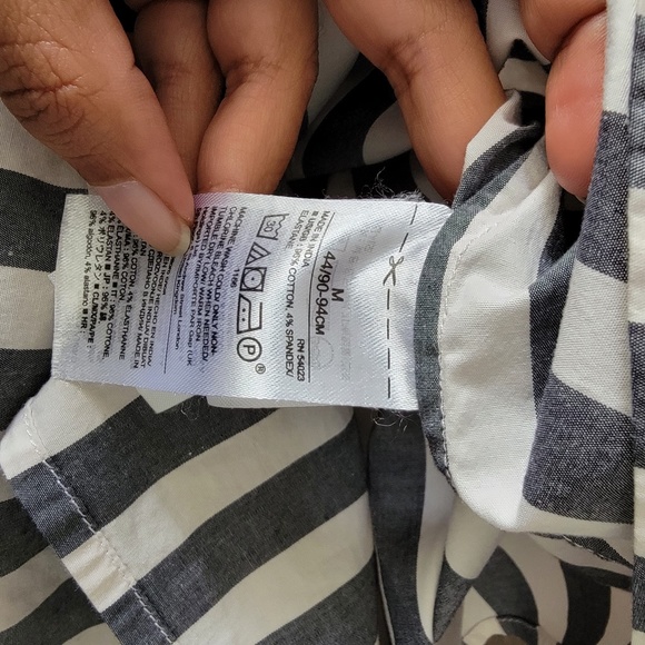 Banana Republic Striped Cotton Top - Gently Worn, Classic Grey & White Elegance - Picture 4 of 4